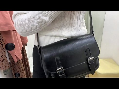 ❤️ الاستمناء العلني للعاهرة الصغيرة FeralBerry مع دسار في غرفة القياس الفاسقات. عند٪ ar.dreamlandpassionfever.ru٪